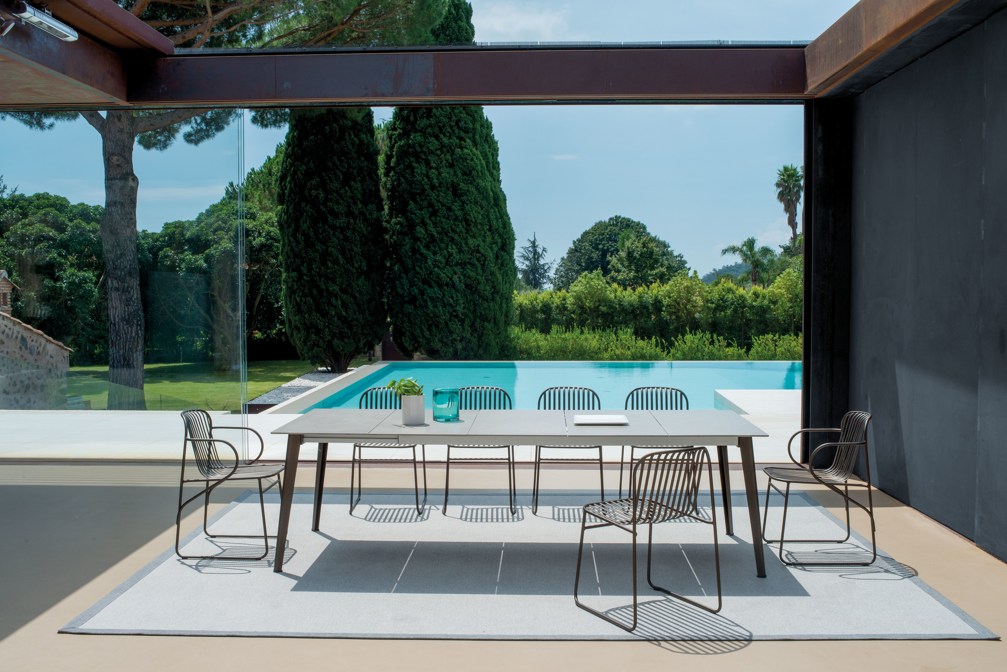Riviera Armlehnstuhl von Emu aus Metall, ideal für Garten, Terrasse und stilvolles Outdoor-Dining.