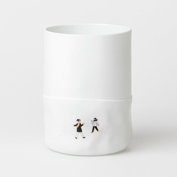 Weiße Schneetag Vase von Räder mit Illustration einer Schneeballschlacht im Winter.