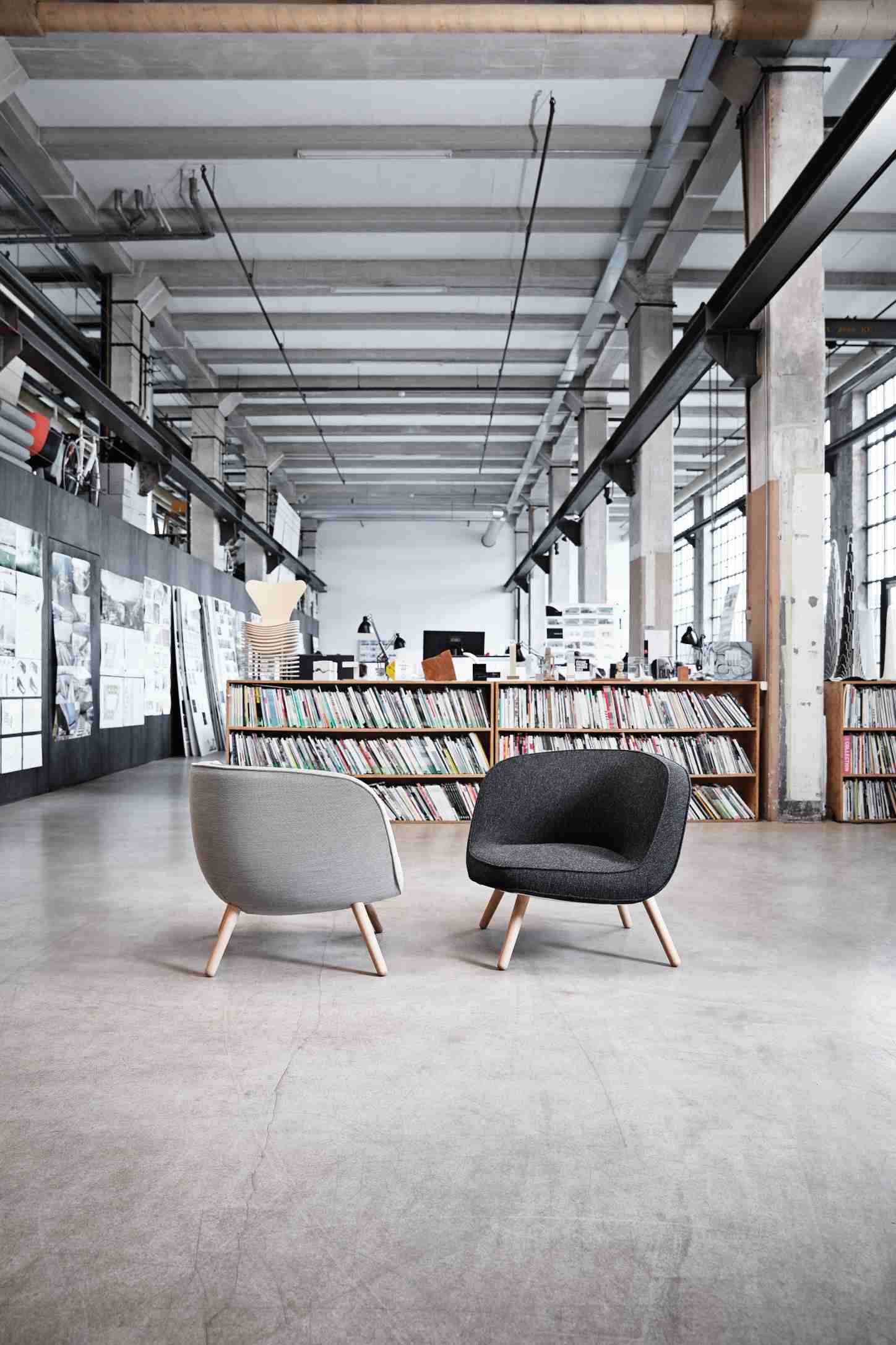 Via57 Sessel von Fritz Hansen, grauer und anthrazitfarbener Loungesessel mit Holzbeinen in modernem Büro.