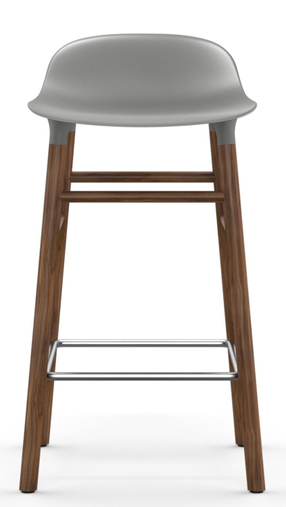 Grauer Form Barhocker von Normann Copenhagen mit Holzbeinen und Fußstütze aus Metall.