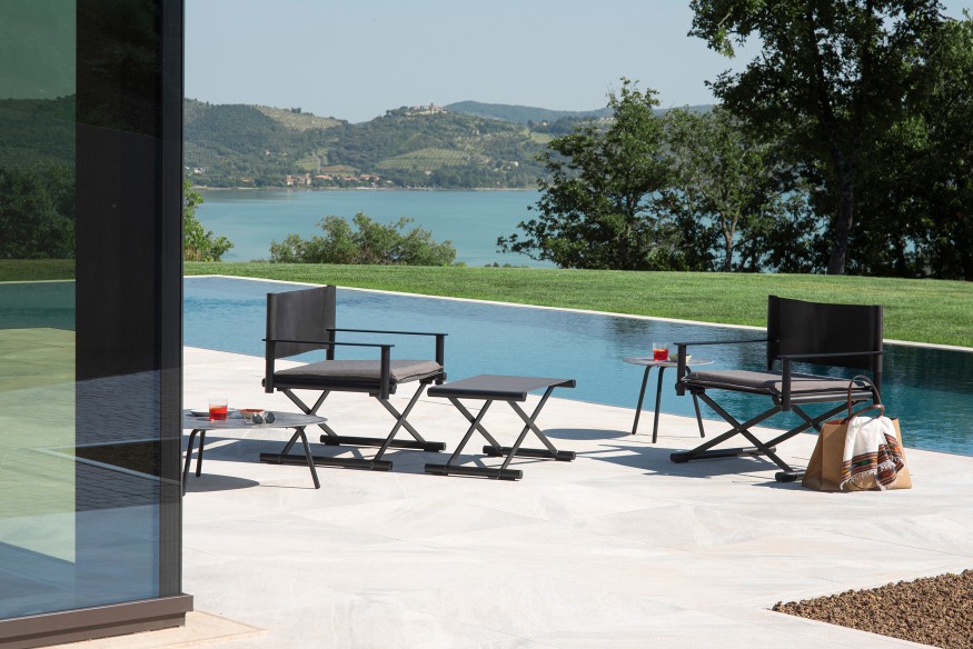 Terra Lounge Chair Sessel Outdoor Emu, zwei graue Regiestühle mit Beistelltischen am Pool.