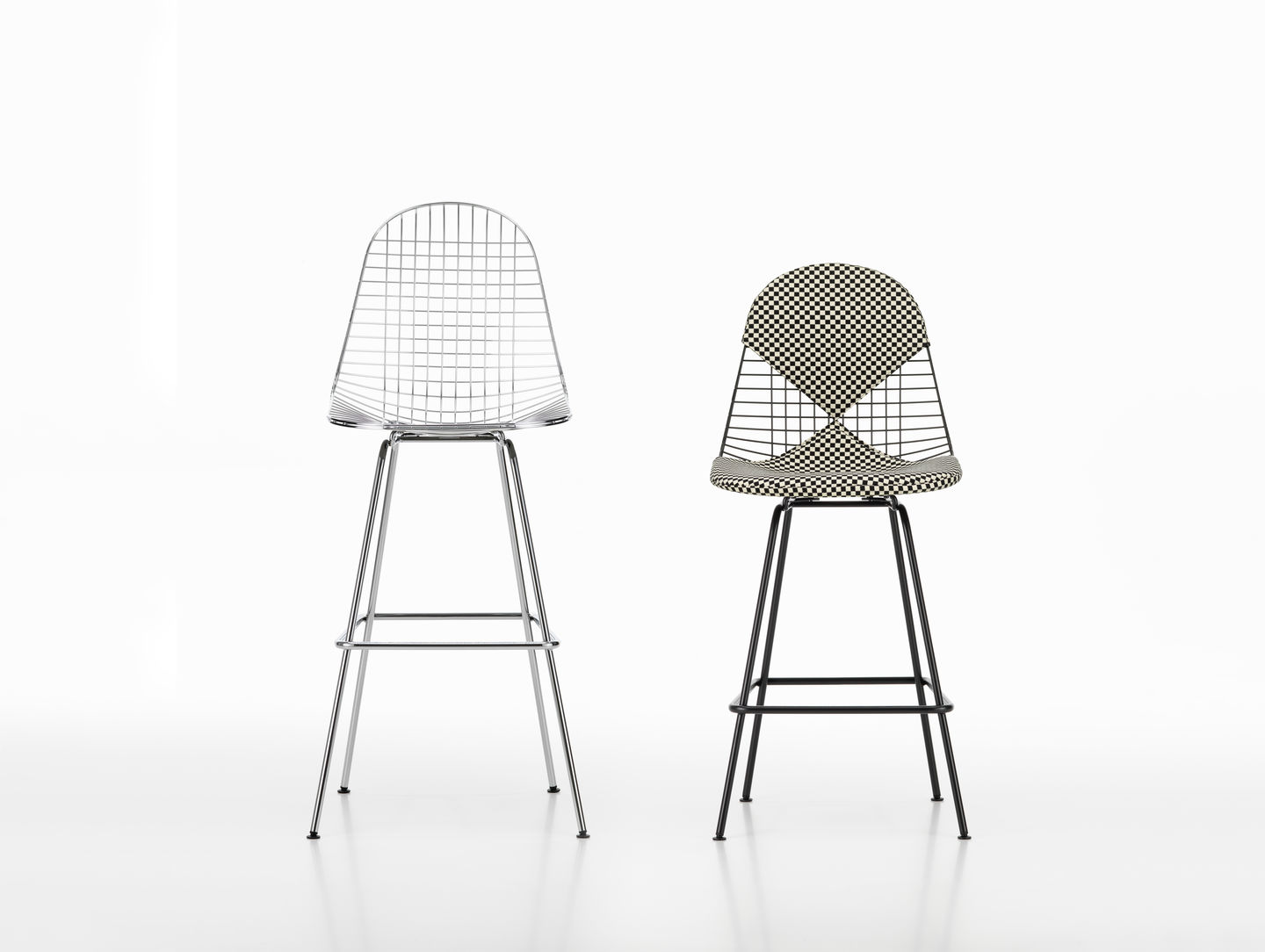 Zwei Eames Wire Bar Stools von Vitra, einer verchromt, einer mit Schachbrettmuster, moderne Barhocker.