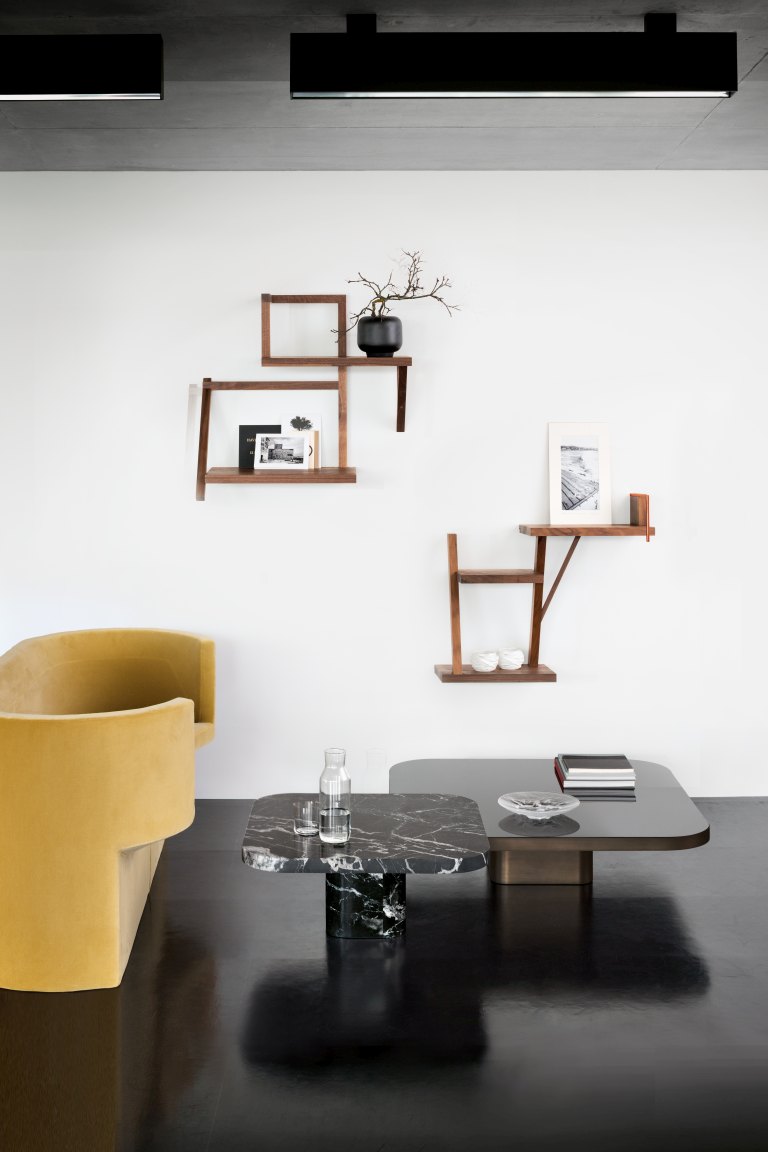 ClassiCon Bow Coffee Table No.1, Couchtisch mit Marmorplatte und Glasplatte in modernem Wohnzimmer.
