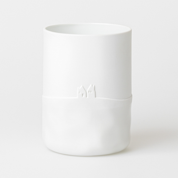 Weiße Räder Schneetag Vase mit geprägtem Winterdorf-Motiv für Blumen und Dekoration.