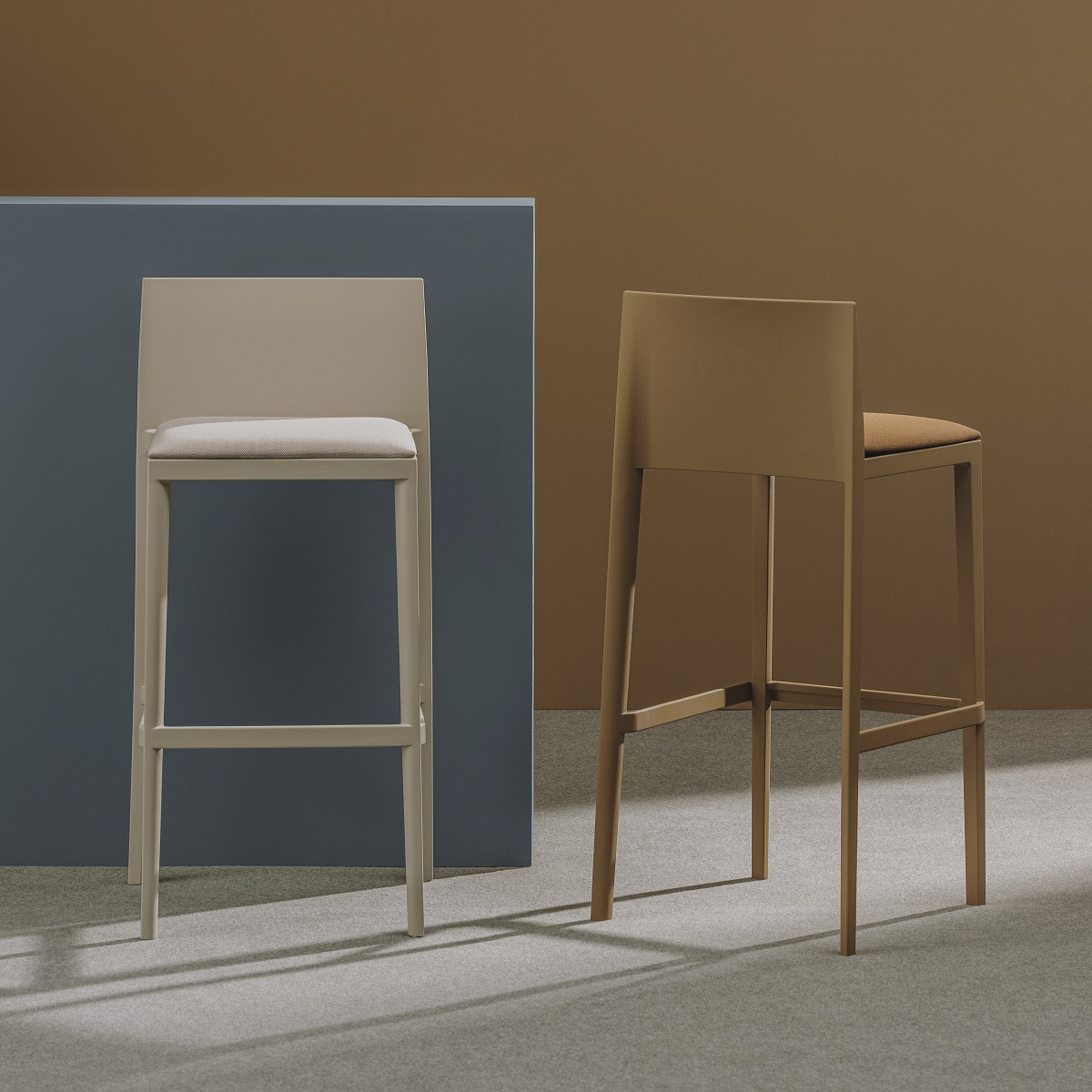 Zwei Sail BQ1250 Barhocker von Andreu World in Beige und Braun mit Rückenlehne und Fußstütze.