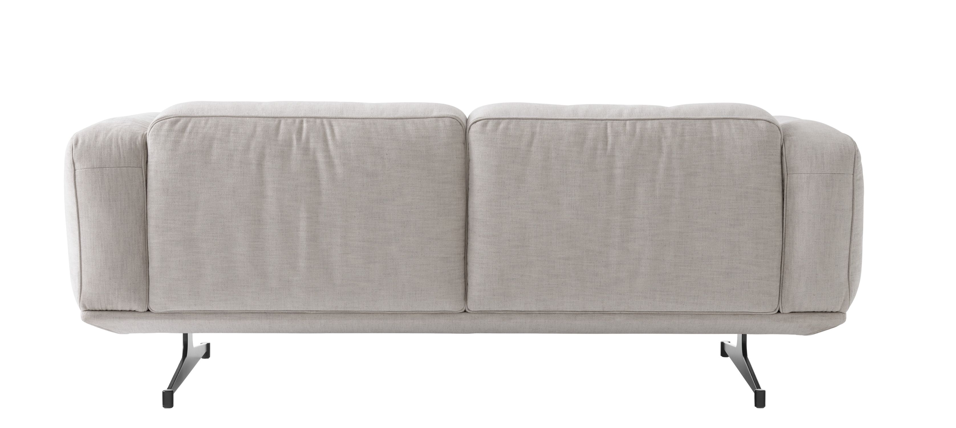 Rückansicht des AndTradition Inland Sofas AV22 / AV23 in Beige mit schwarzen Metallfüßen.