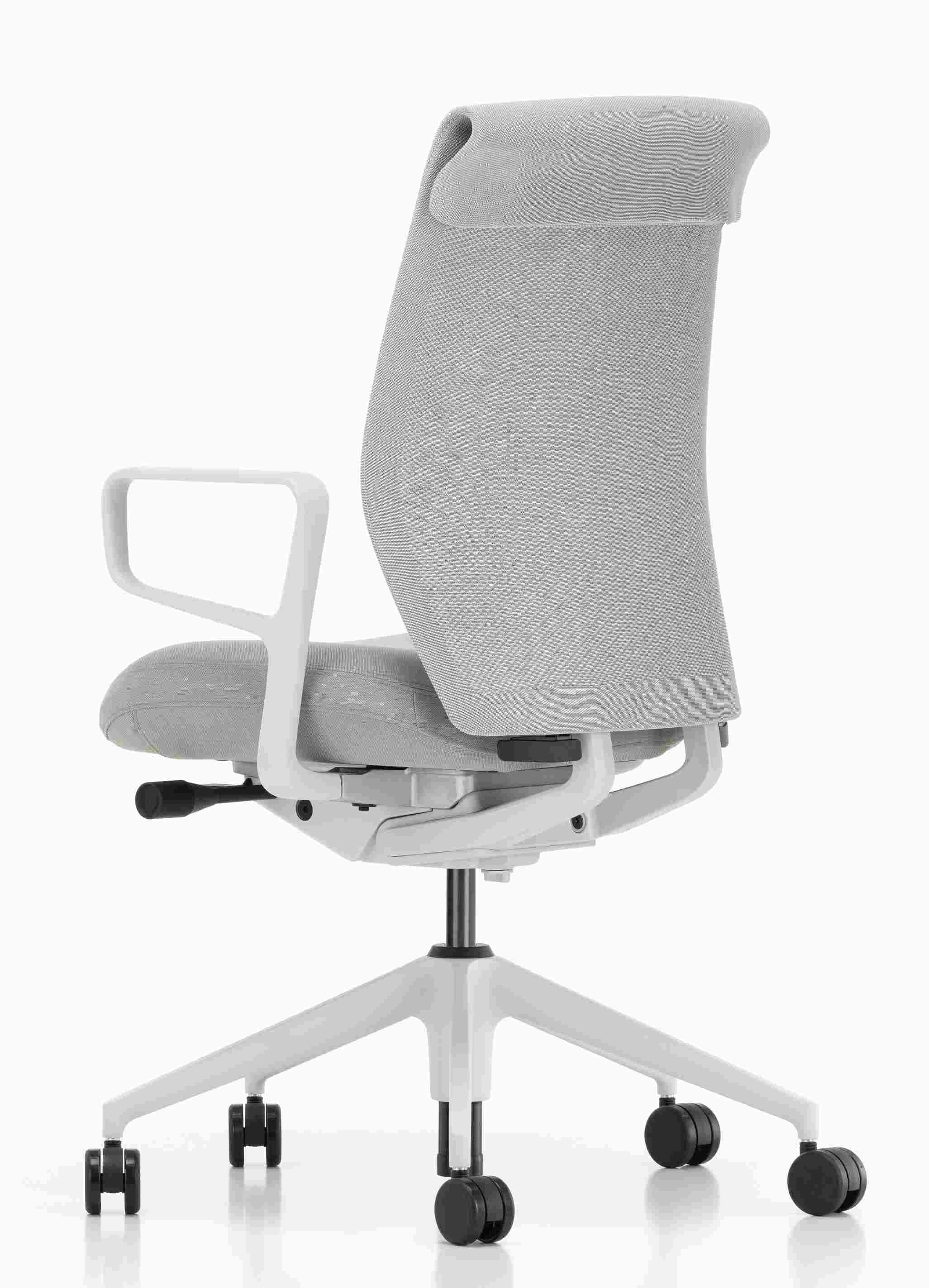 Rückansicht des grauen ID Cloud Bürodrehstuhls von Vitra mit weißem Gestell und Armlehnen.