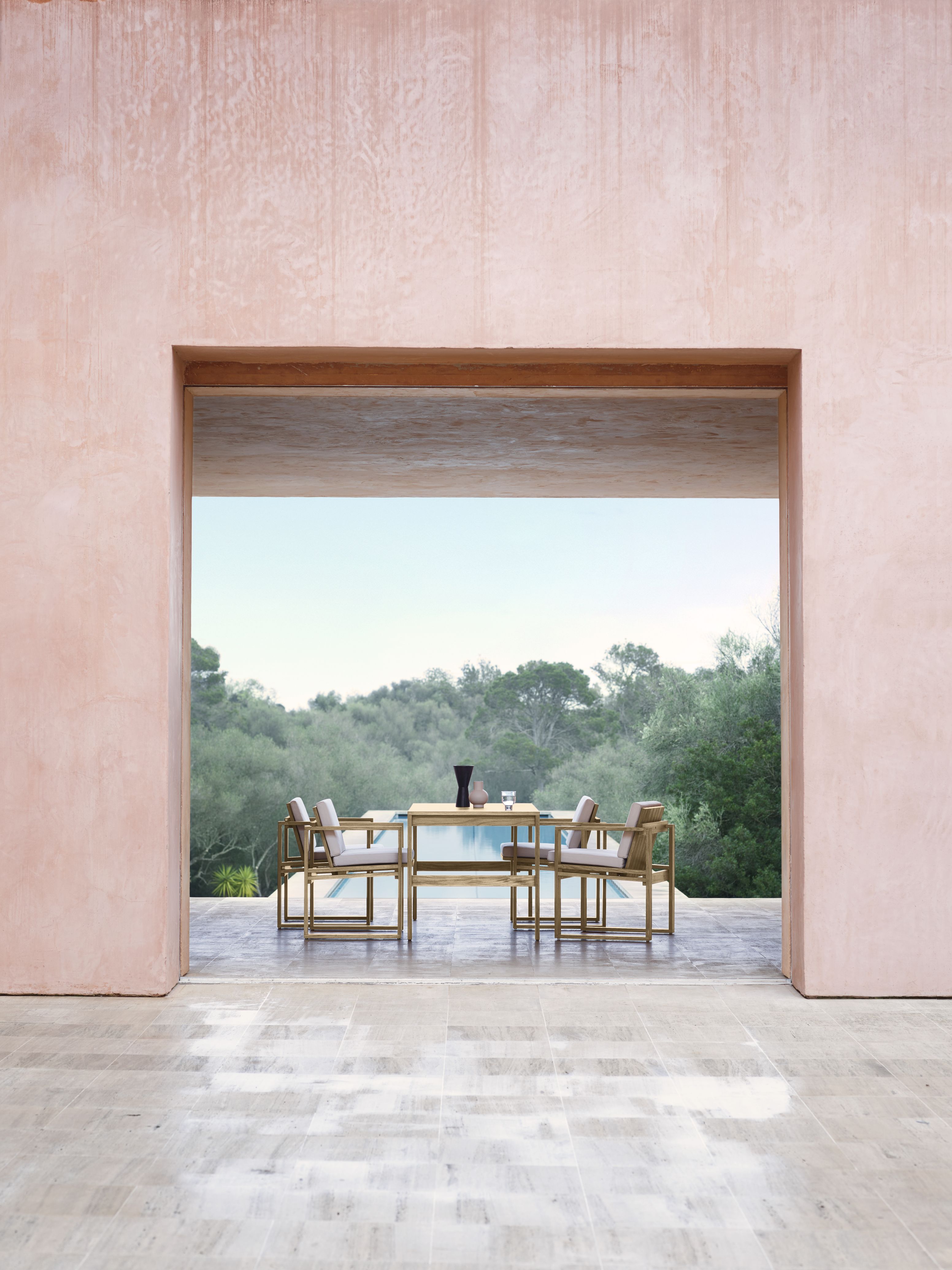 Bodil Kjaer Esstisch Outdoor von Carl Hansen & Søn mit Stühlen auf Terrasse.