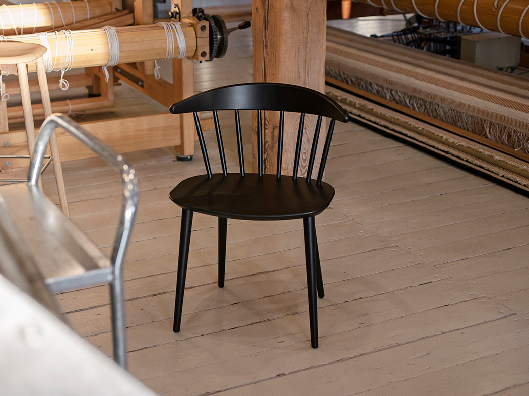 Schwarzer J104 Stuhl von Hay: Holzstuhl mit geschwungener Rückenlehne und minimalistischem Design für Esszimmer und Wohnbereich.