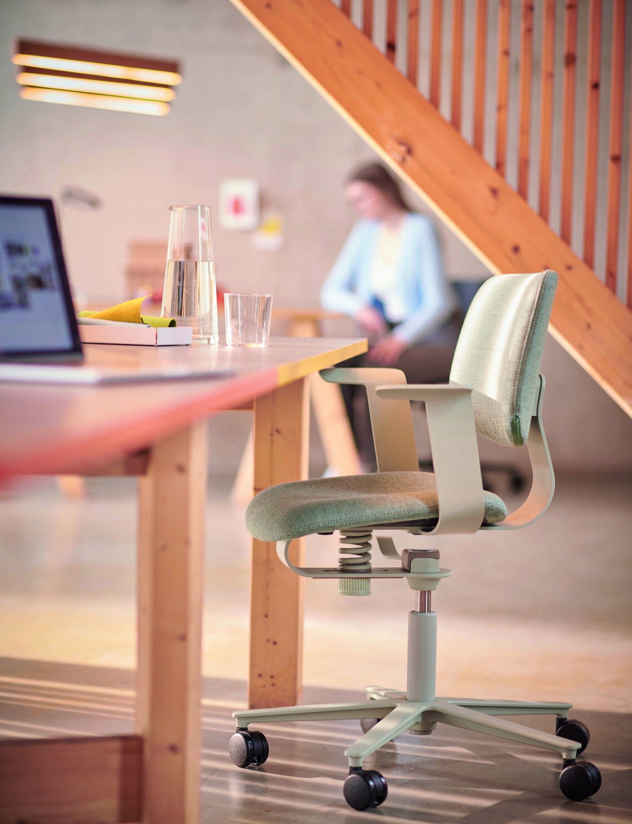 Wilkhahn 228 WiChair Bürostuhl in Grün, ergonomischer Drehstuhl mit Rollen und Armlehnen im modernen Büro.