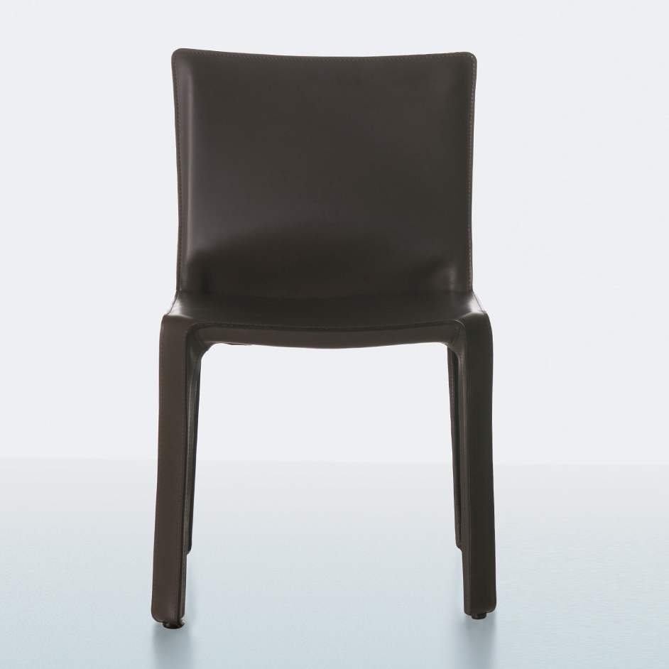 Brauner Cassina Cab Chair Stuhl mit Lederbezug, modernes Design für Esszimmer und Büro.