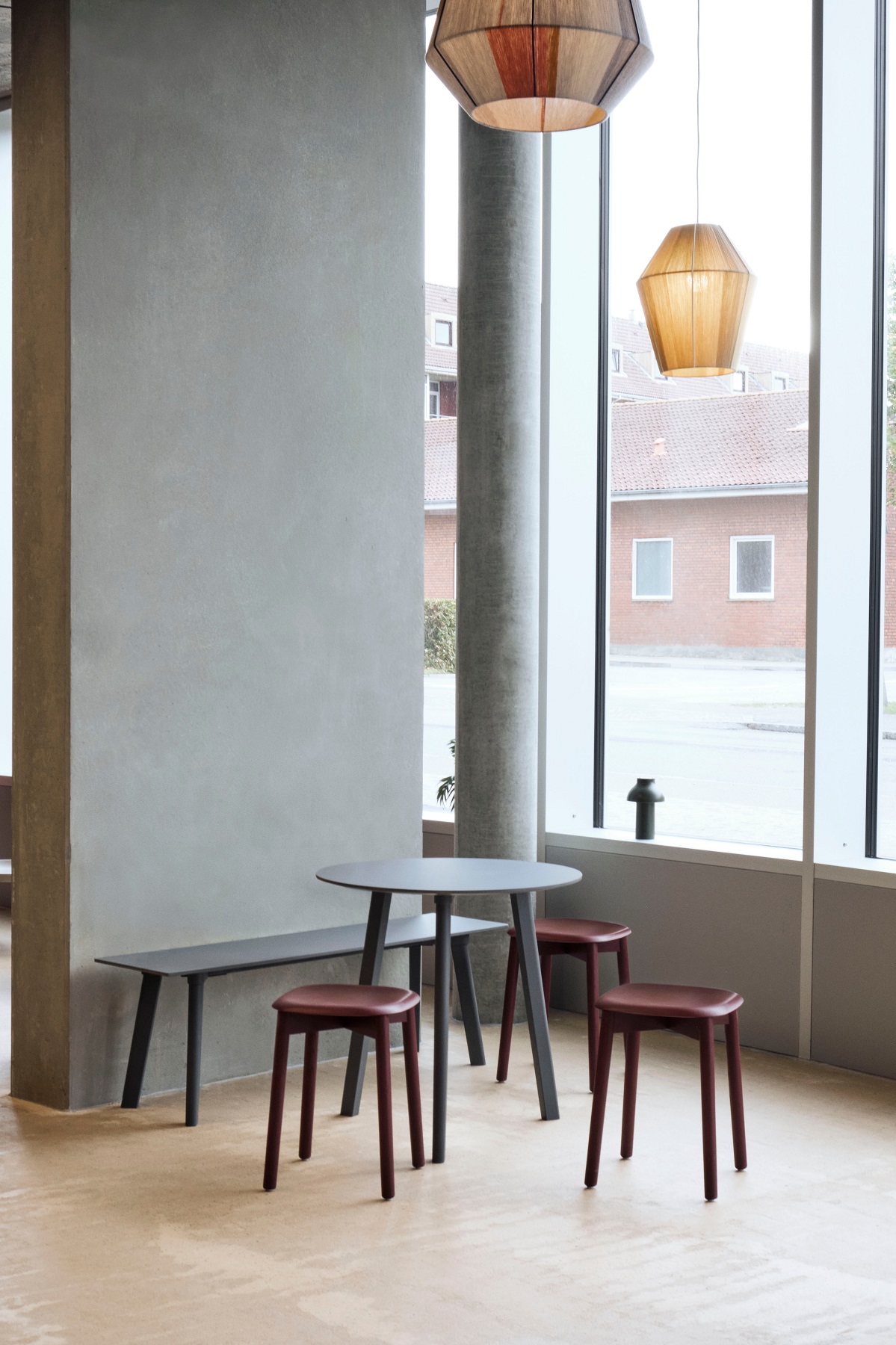 CPH DEUX 220 Tisch von Hay, runder Esstisch mit Stühlen und Bank in modernem Interieur.