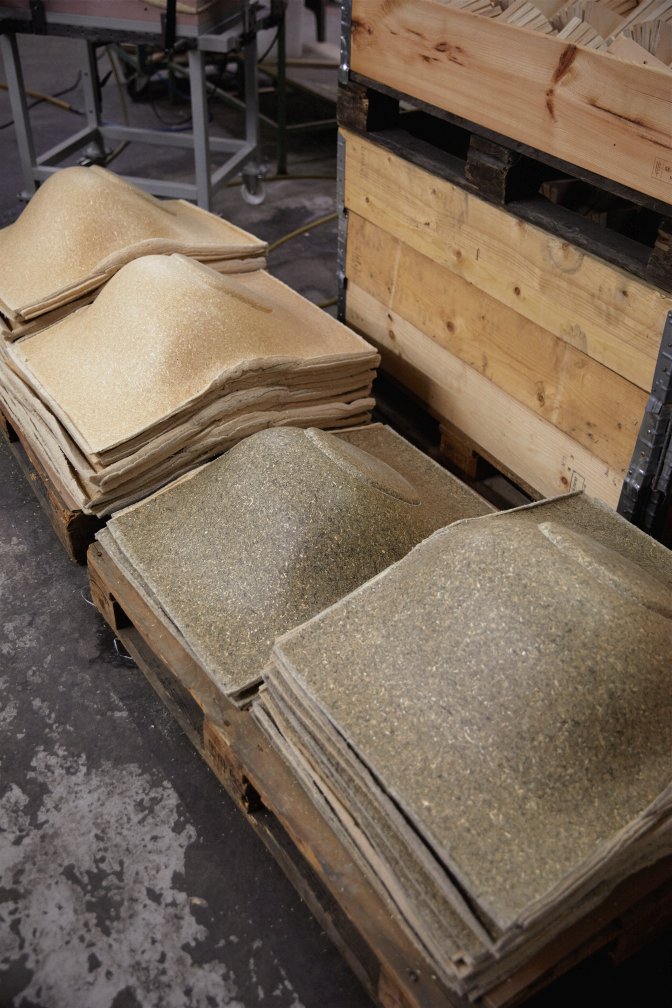 Stapel von Sitzschalen für Normann Copenhagen Mat Armchair, bereit zur Montage auf Stahl Armlehnenstuhl.