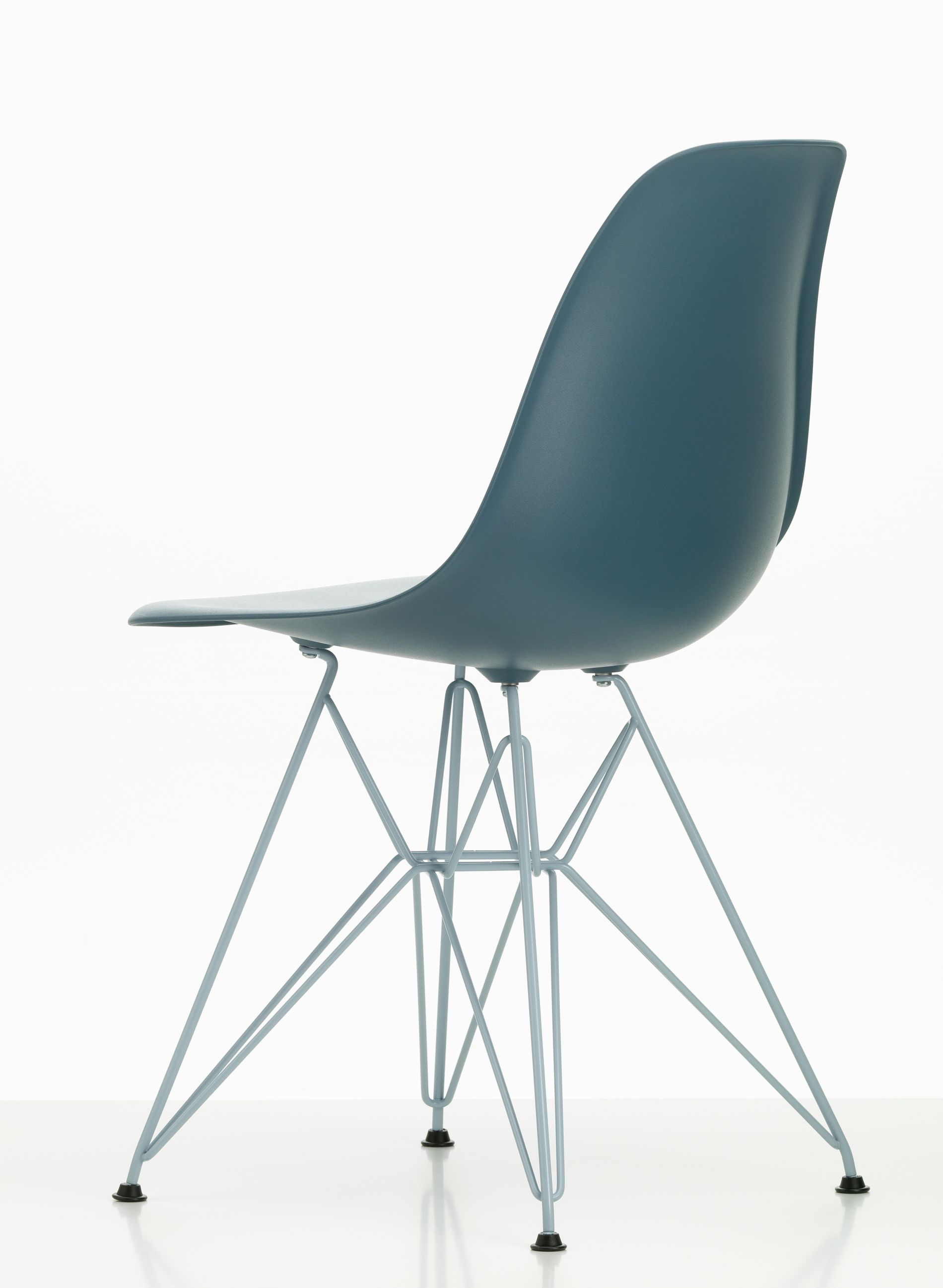 Blauer Eames Plastic Side Chair DSR Stuhl von Vitra mit verchromtem Eiffelgestell. Designklassiker.