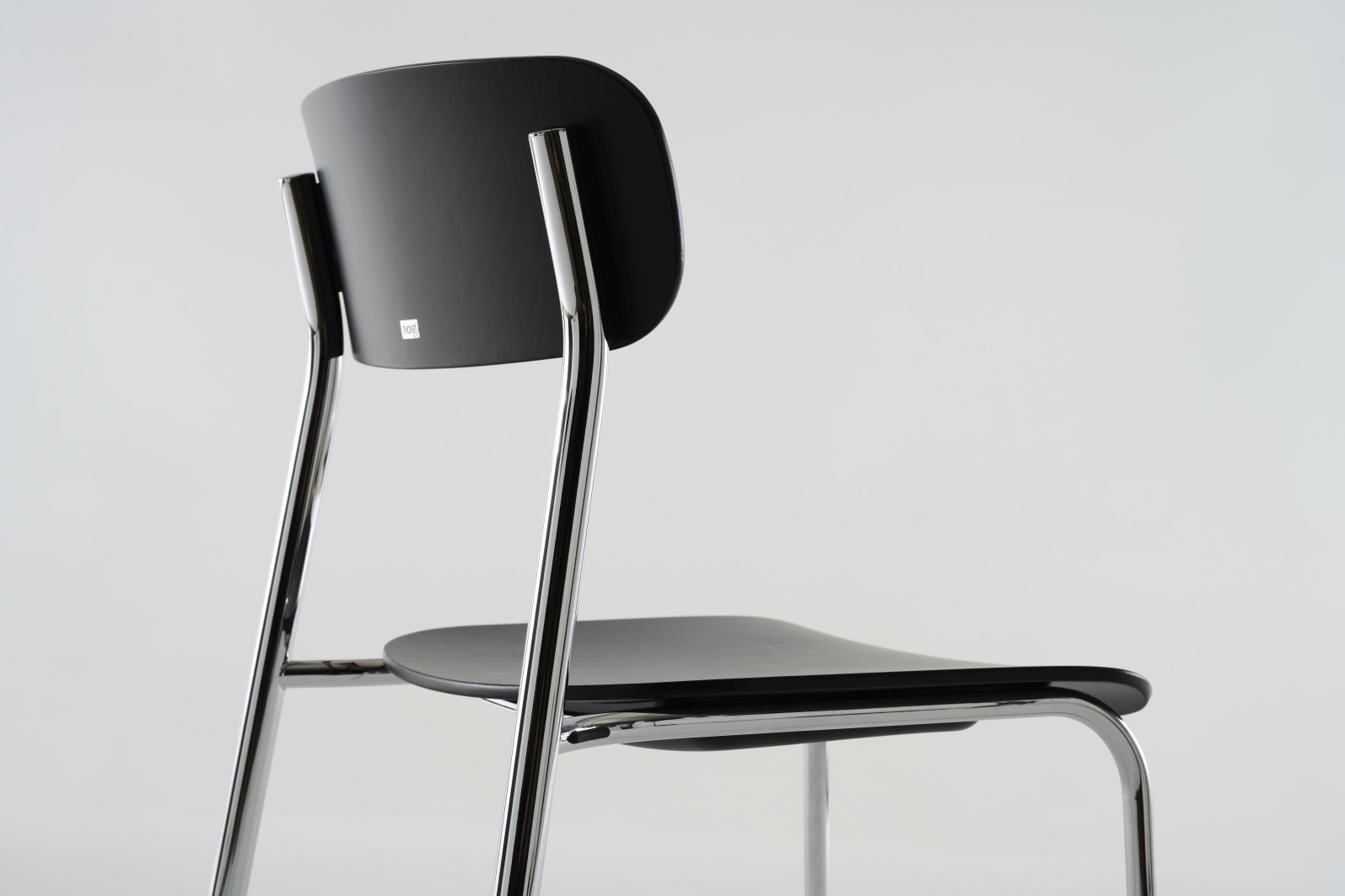 Rückansicht des S 243 Thonet Stahlrohrstuhls in Olivgrün, ein elegantes Einzelstück mit verchromtem Gestell.