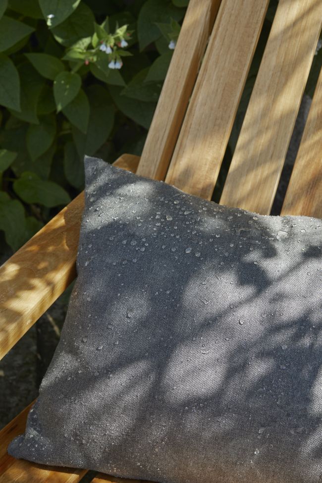 Detailaufnahme: Graues Kissen mit Wassertropfen auf Between Lines Deck Chair Liegestuhl von Skagerak by Fritz Hansen.
