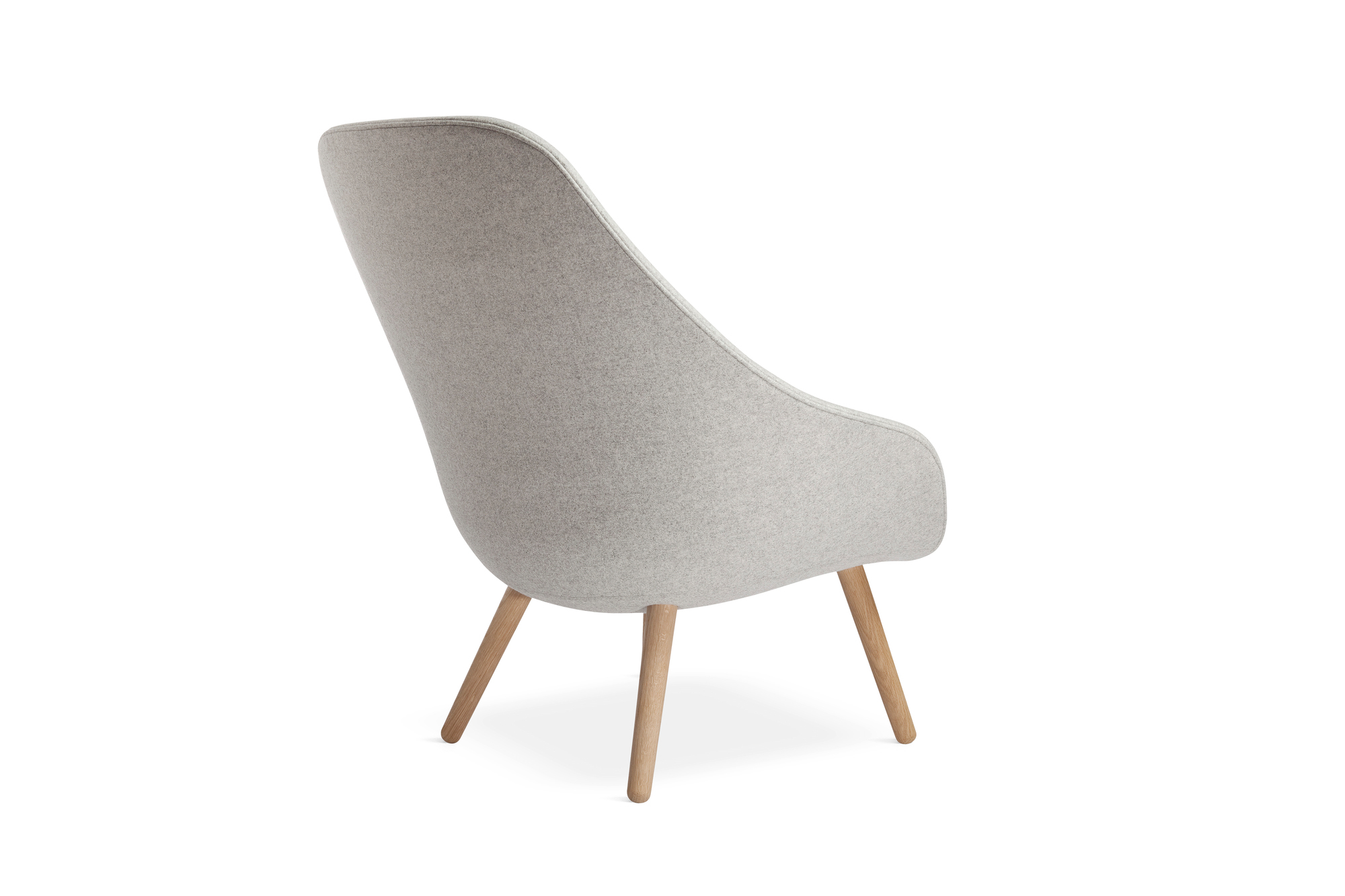 Rückansicht des About a Lounge Sessel AAL 92 von Hay mit Holzbeinen.