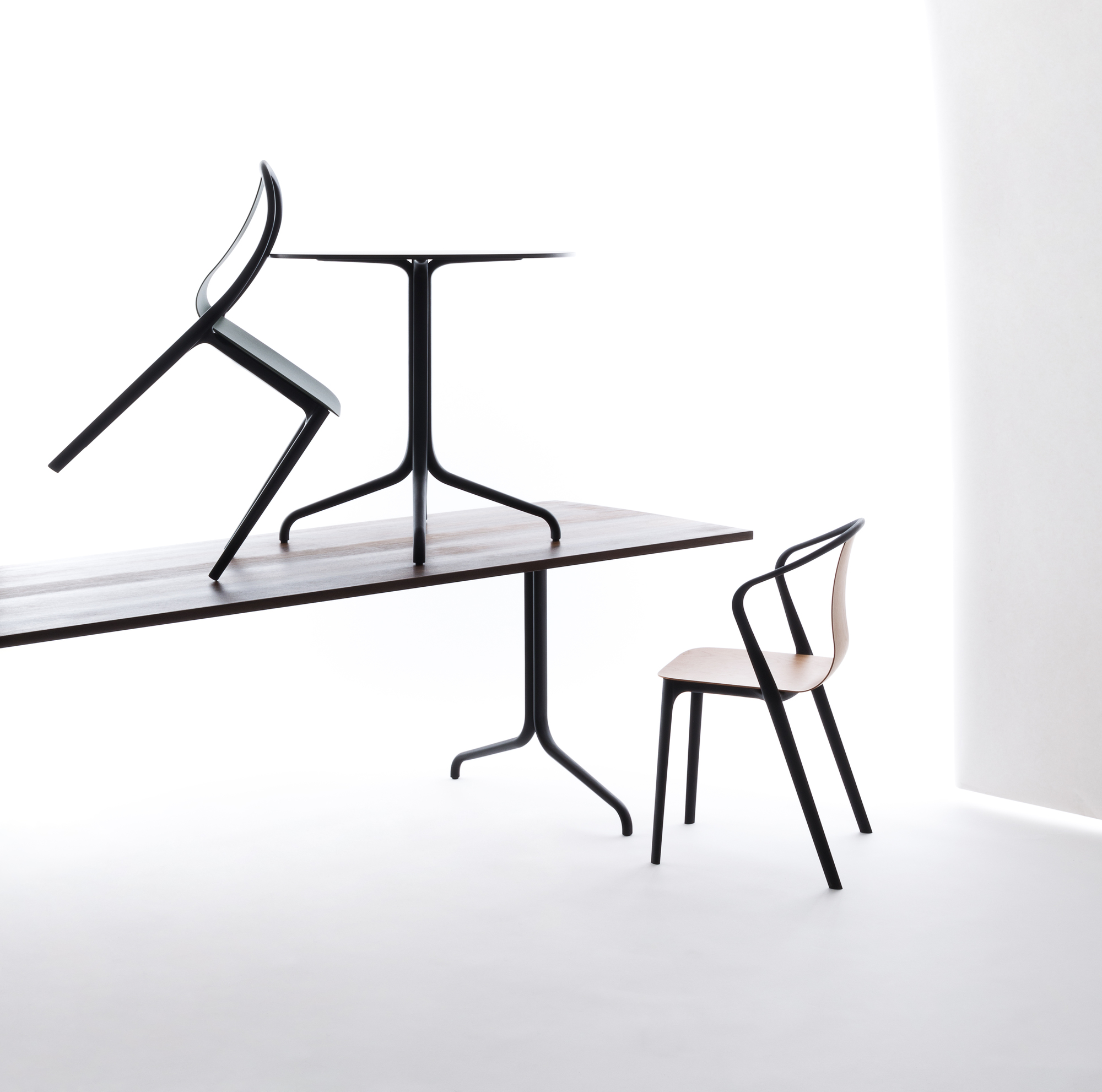Belleville Chair von Vitra: Schwarzer Kunststoffstuhl und Holzsitz, moderner Design Stuhl für Esszimmer.