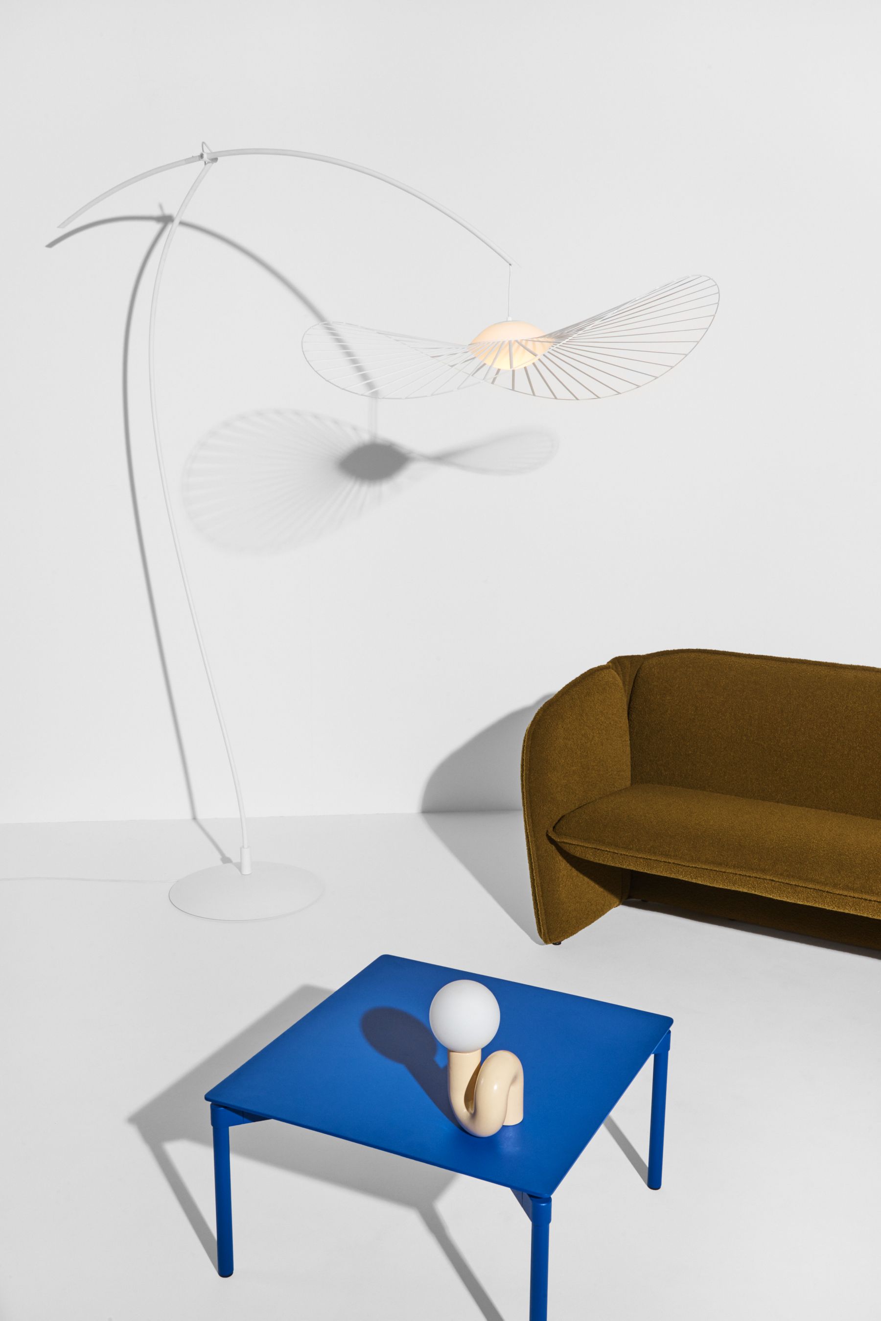 Mintgrüner Fromme Coffee Table Couchtisch von Petite Friture mit Lampe und Sofa im Studio.