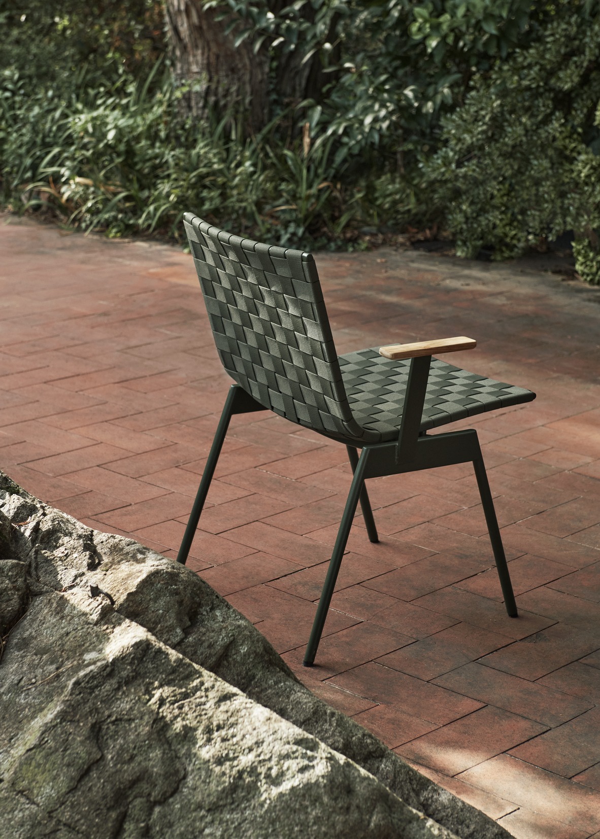 AndTradition Ville AV34 Outdoor Stuhl mit geflochtener Sitzfläche und Armlehnen aus Holz, Gartenmöbel.