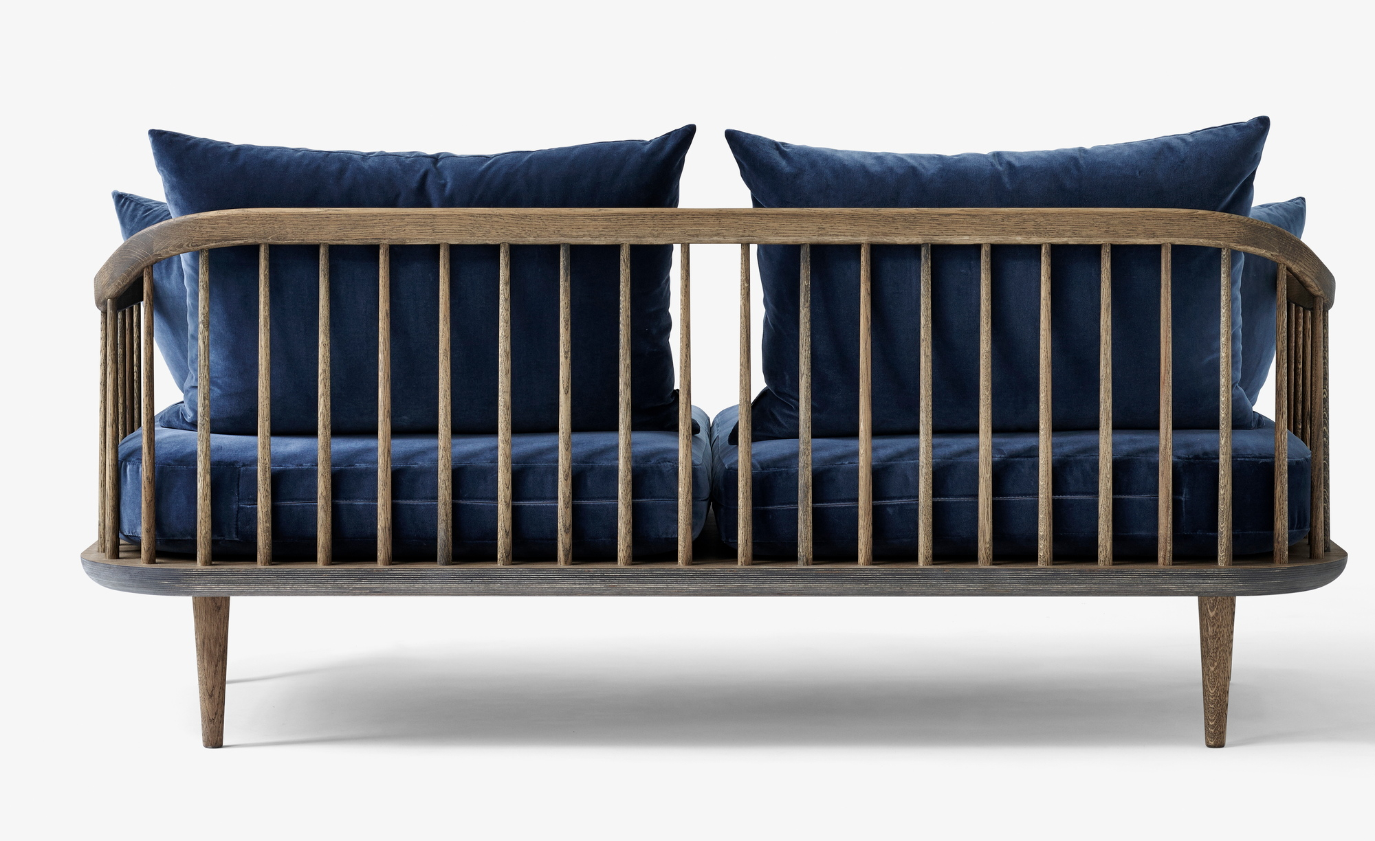 AndTradition Fly Sofa: 2-Sitzer Sofa mit blauem Samtbezug und Holzgestell, modernes skandinavisches Design.