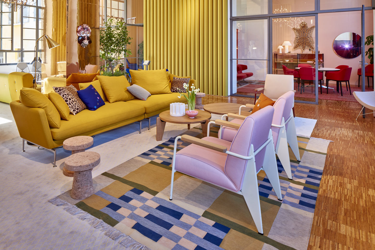 Helles Wohnzimmer mit gelbem Sofa und zwei rosa Fauteuil De Salon Sesseln von Vitra.
