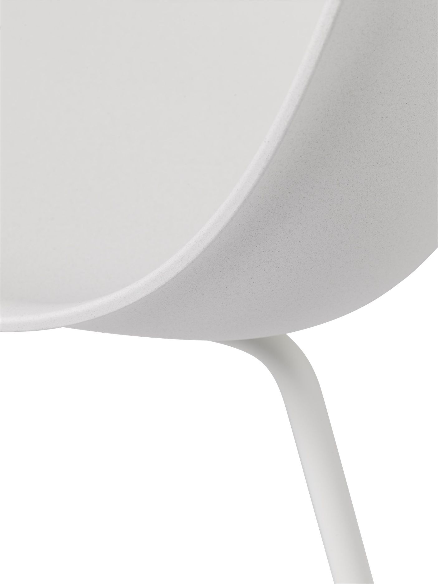 Detailaufnahme des weißen Muuto Fiber Side Chair mit minimalistischem Design und Stahlrohrgestell.