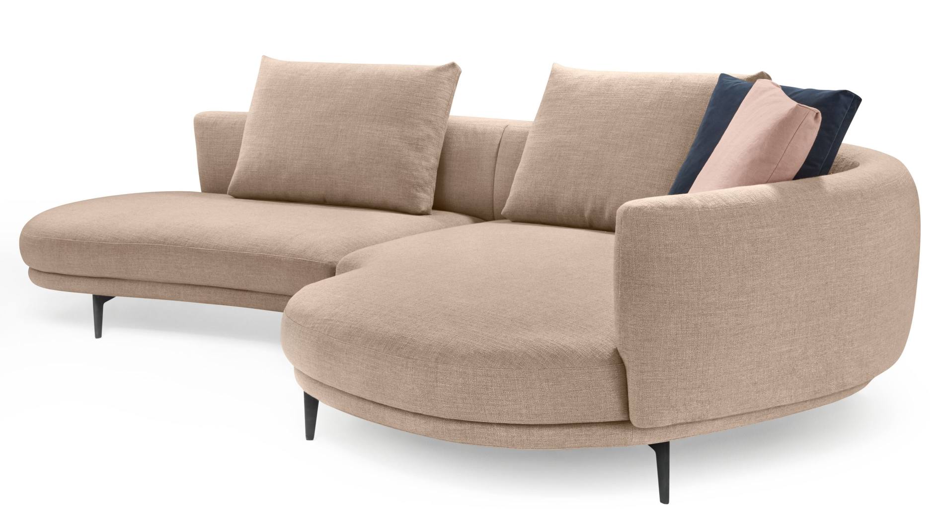 Beiges Marru Sofa von Walter Knoll, modernes Design mit schwarzen Füßen und Kissen.