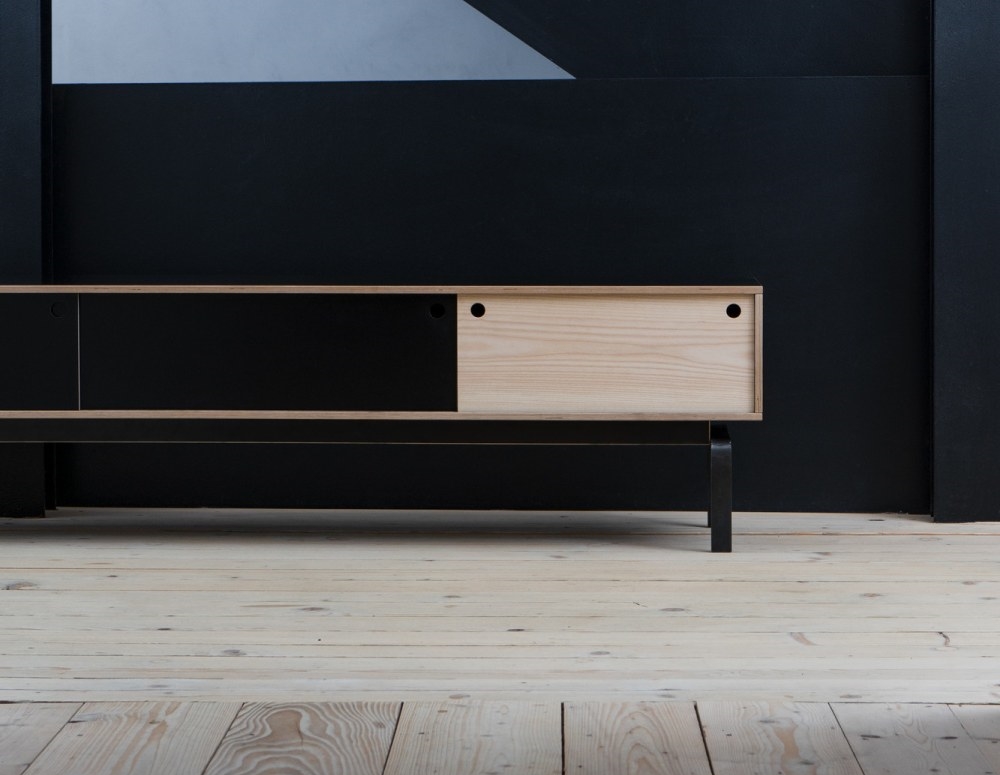 Modernes Sideboard aus Holz und Schwarzmetall mit Schiebetüren für Wohnzimmer oder Büro.