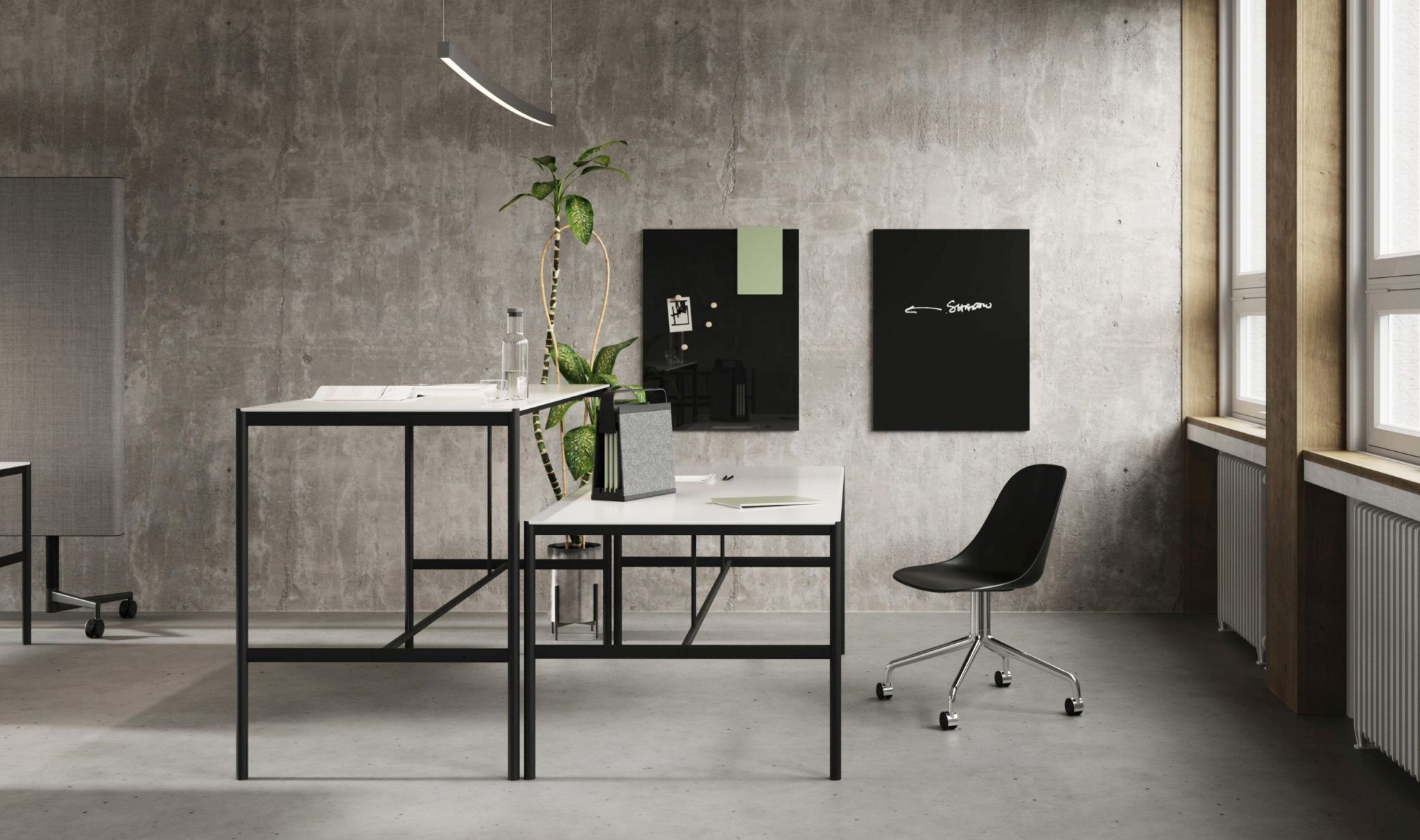 Büro mit Schreibtisch, Bürostuhl und zwei schwarzen Chat Board Classic Wandtafeln mit Notizen.