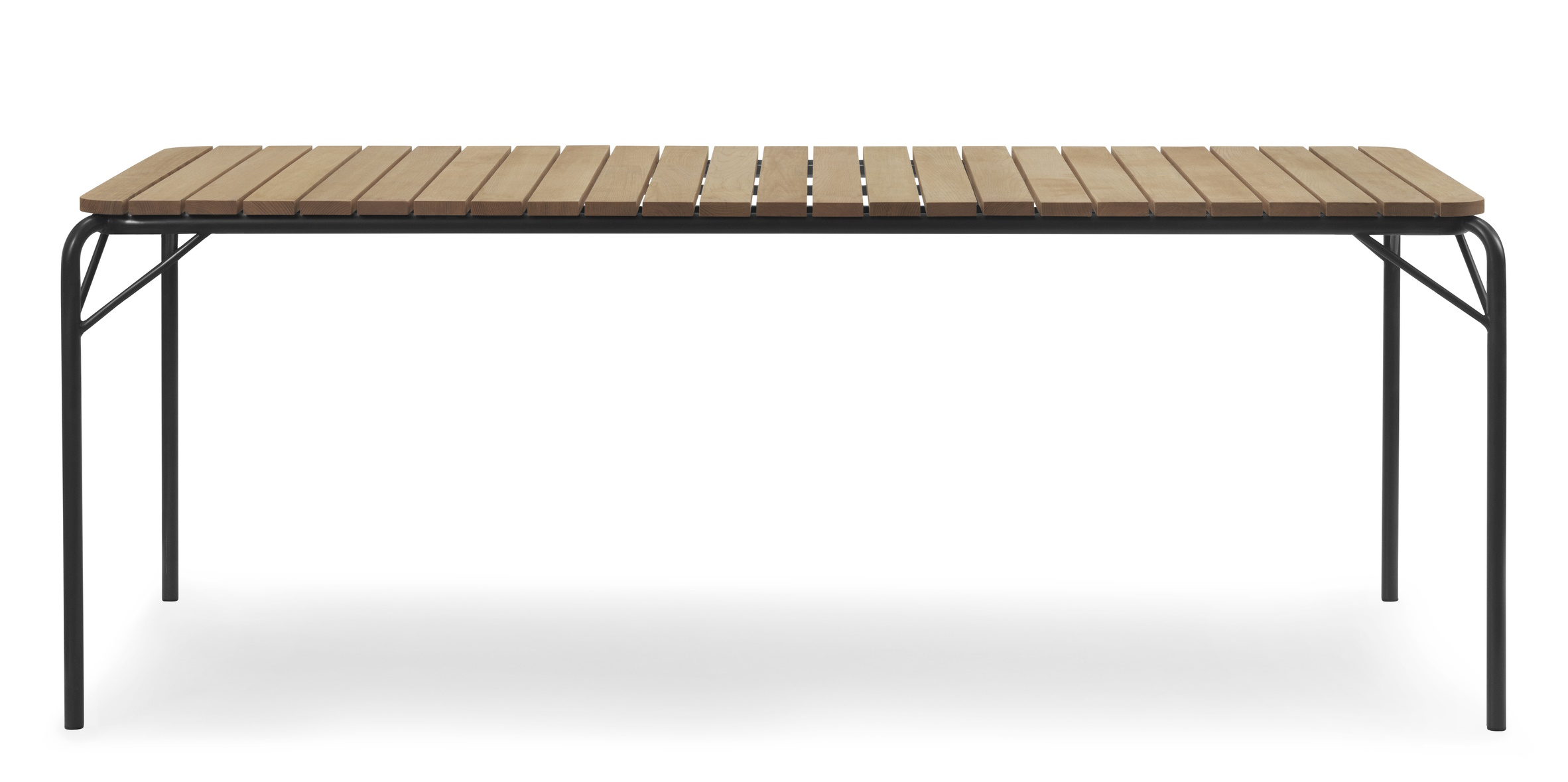 Normann Copenhagen Vig Table 90 x 200 cm für den Außenbereich mit Holzlatten und schwarzem Gestell.