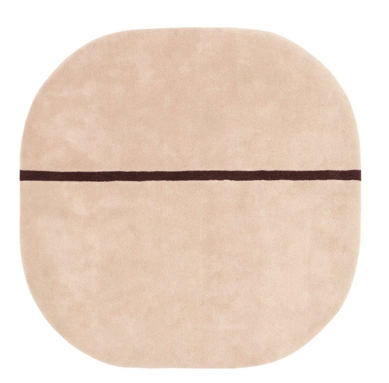 Oona Teppich von Normann Copenhagen, runder beiger Teppich mit braunem Streifen, modernes Wohnaccessoire.