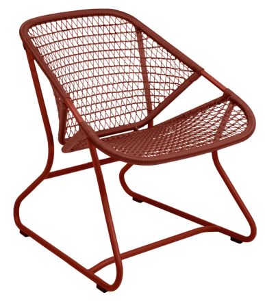 Roter Sixties Outdoor Sessel von Fermob mit filigranem Stahlgeflecht und geschwungener Form.