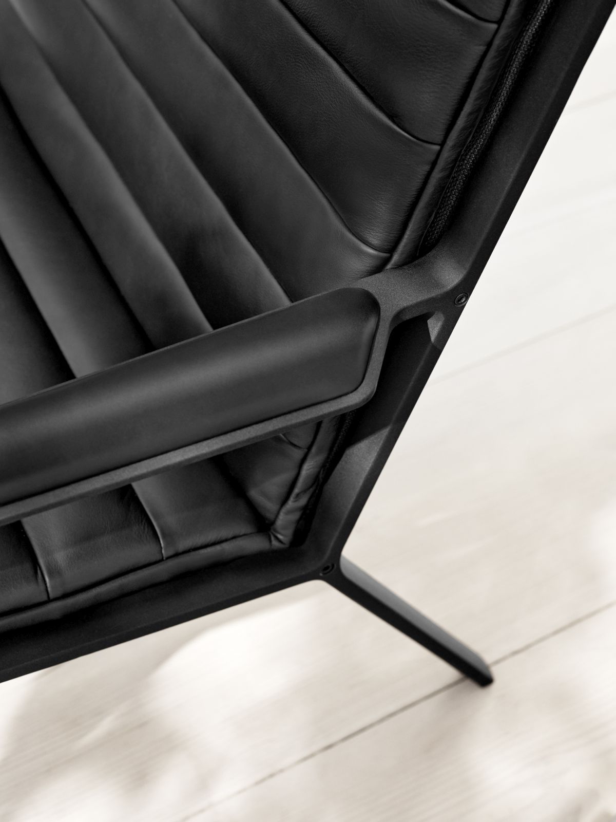 Detailaufnahme des Vipp Lounge Stuhls in Schwarz, Lederpolsterung und minimalistischem Design für modernes Wohnen.