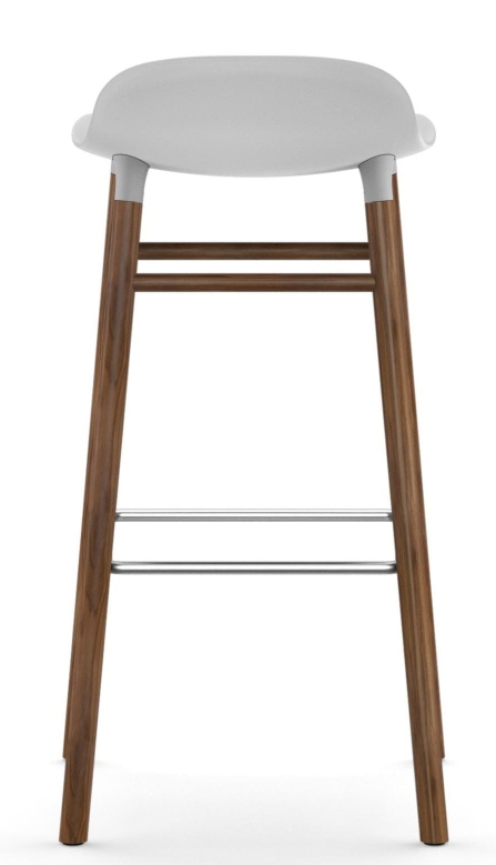 Form Barhocker von Normann Copenhagen, weiße Sitzfläche und Beine aus dunklem Holz, Fußstütze aus Metall.