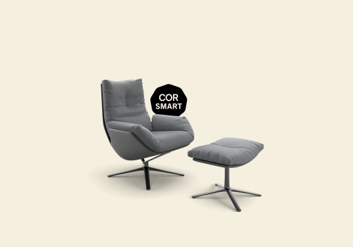 Grauer Cordia Lounge Sessel mit Hocker, bequemer Relaxsessel für Wohnzimmer oder Büro.
