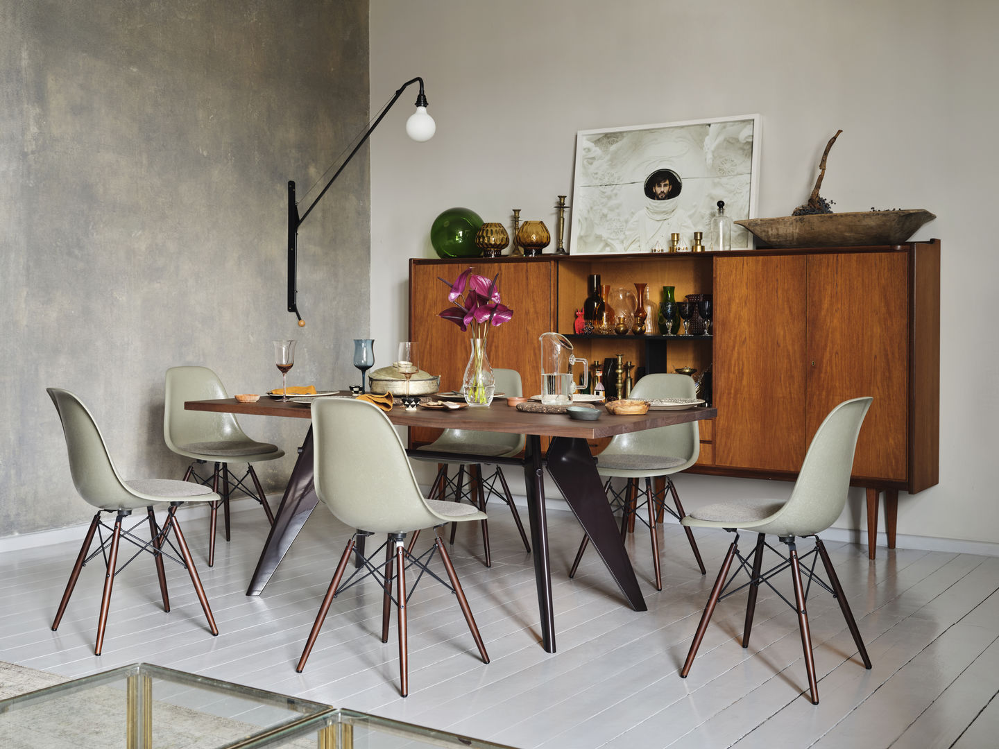 Esszimmer mit Eames Fiberglass Chair DSW Stühlen von Vitra mit Sitzpolster in Grau.