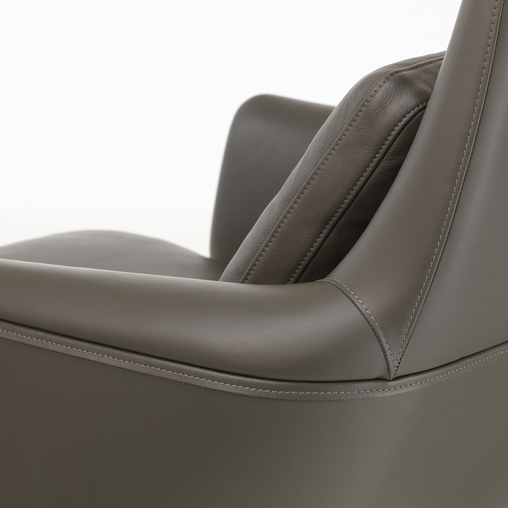 Detailaufnahme des Vitra Grand Relax Sessels in Leder, Farbe Grau mit feinen Ziernähten.