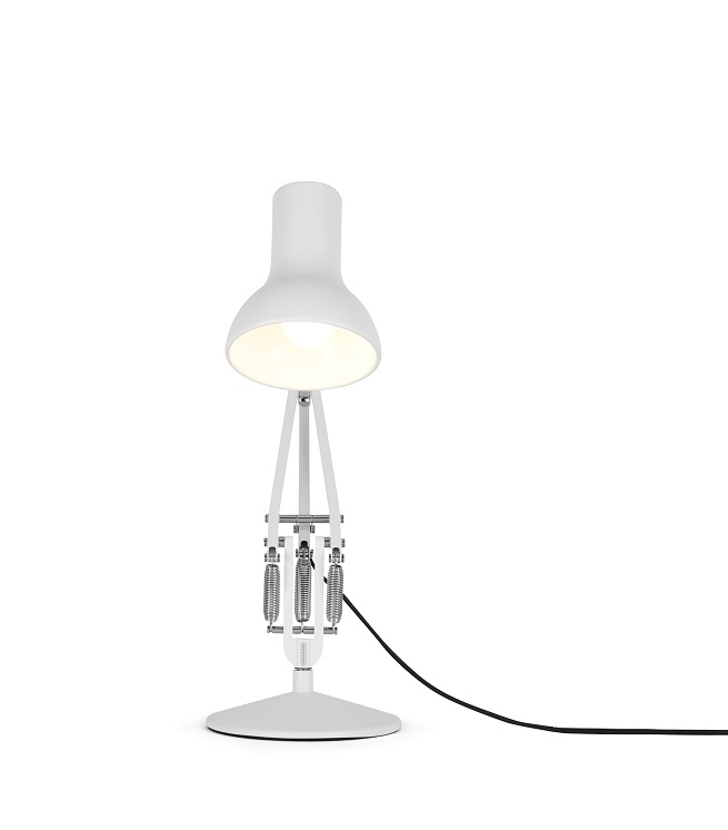 Weiße Type 75 Mini Anglepoise Tischleuchte mit verstellbarem Arm und hellem Licht.