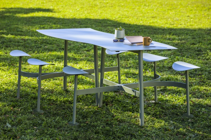 Bolder Theke von Fermob im Freien auf Rasen mit Stühlen und Accessoires.
