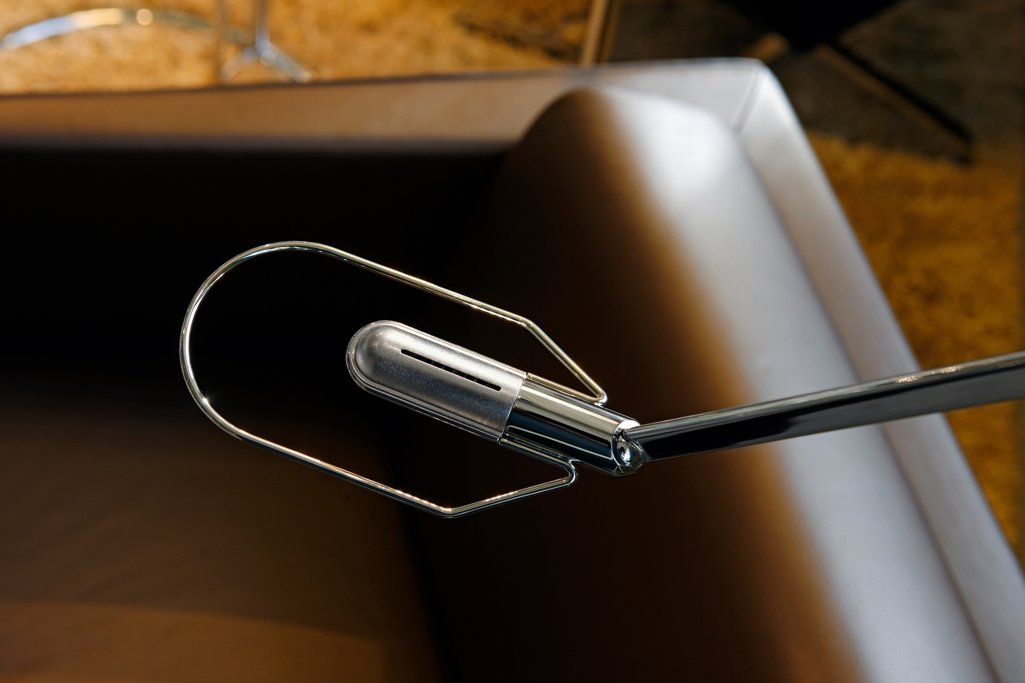 Nahaufnahme der Liftolino LED Tischleuchte von Belux, dimmbar, mit verstellbarem Arm und Schirm.