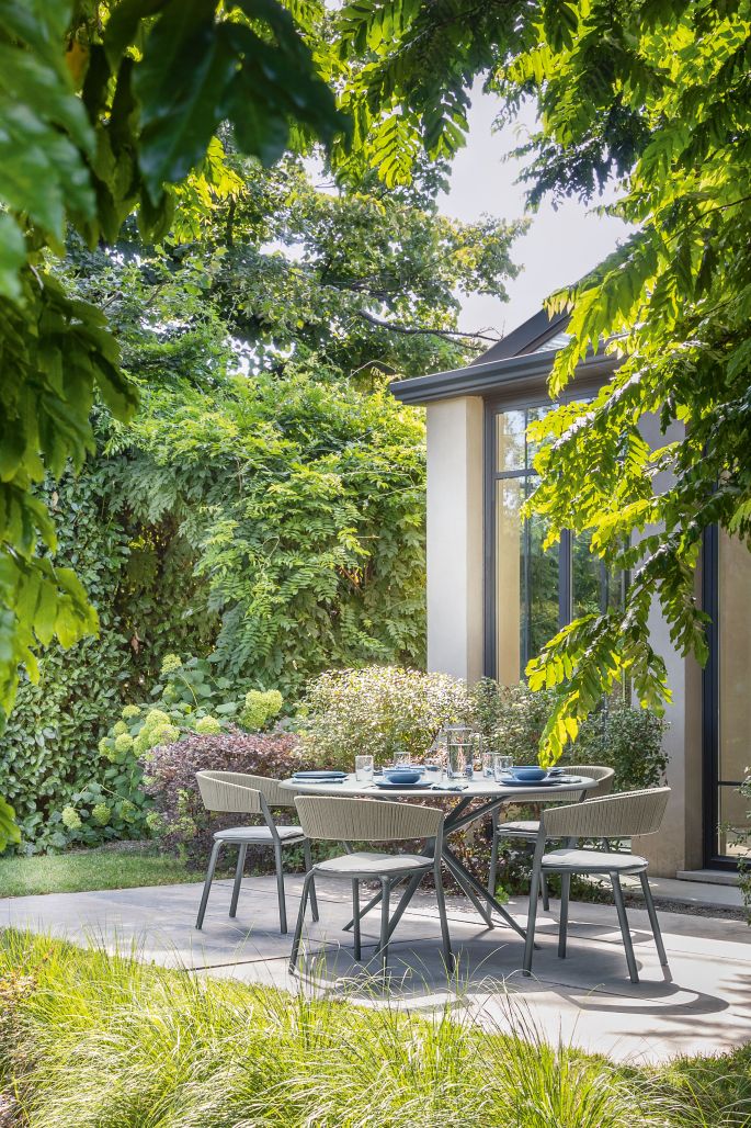 Gartenmöbel: Ria Stuhl mit Tisch im Grünen. Outdoor Stühle und Gartentisch.