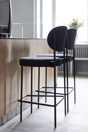 Zwei Series 430 Bar Stool Barhocker 65 cm von Verpan in Schwarz vor einer Küchentheke.