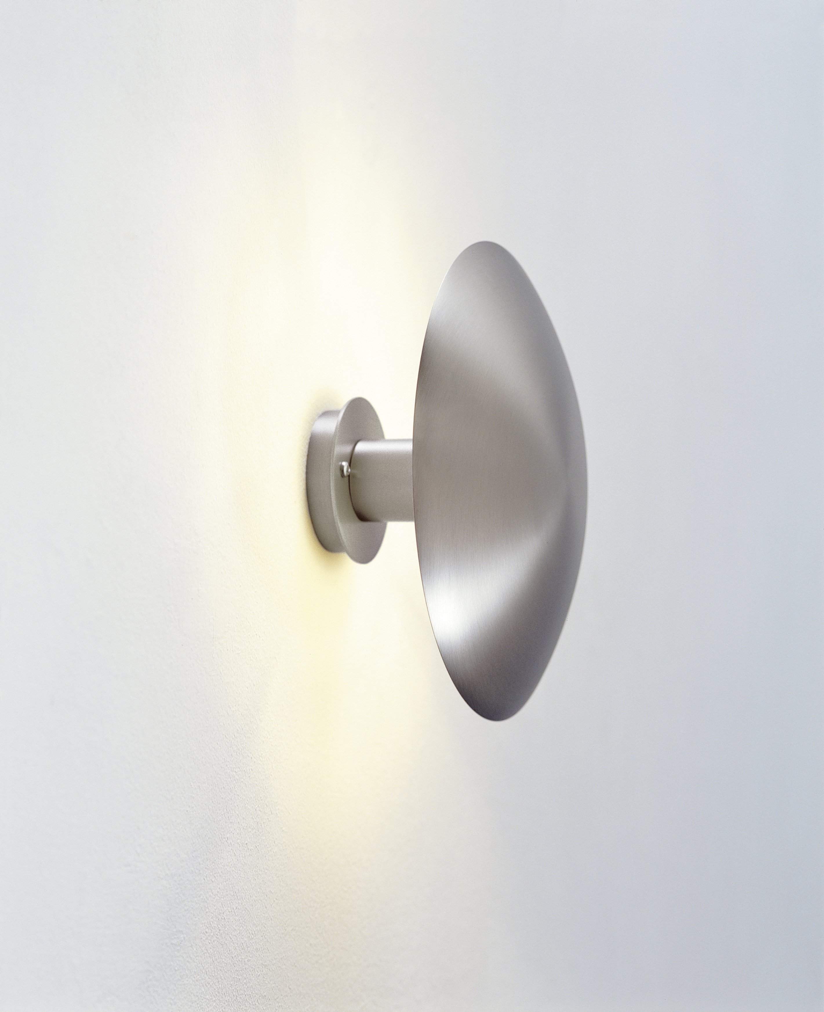 Nahaufnahme der Disco Wandleuchte von Santa & Cole, modernes Design, indirekte Beleuchtung.
