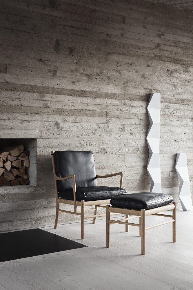 OW149 Colonial Chair von Carl Hansen & Søn mit schwarzem Leder und Fußhocker.