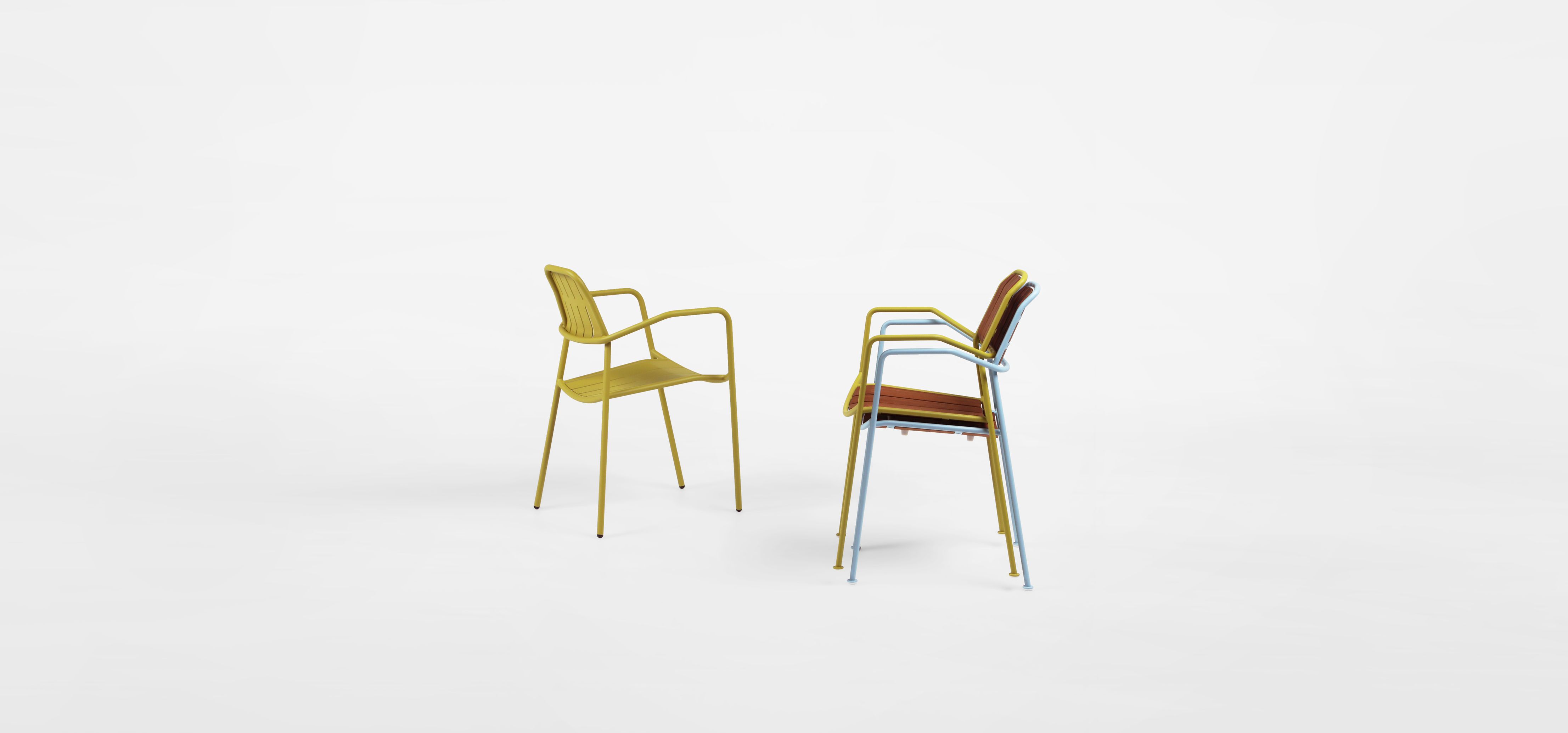 Zwei Osmo Outdoor Stühle von Prostoria, einer gelb, einer mit Holz und blauem Gestell.