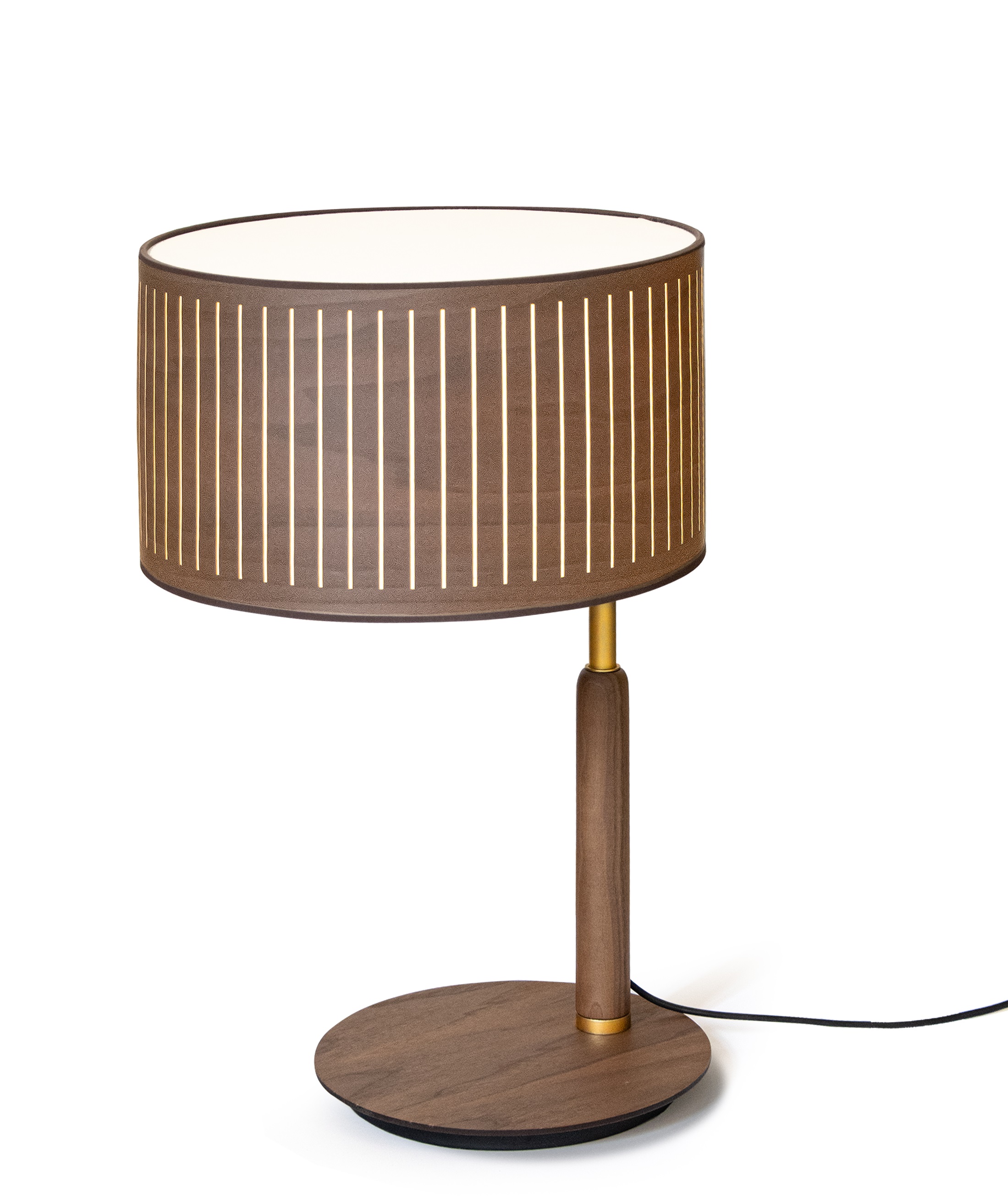 Autumn Table lamp Tischleuchte nomon mit braunem Lampenschirm und Holzfuß für stimmungsvolle Beleuchtung im Wohnbereich.