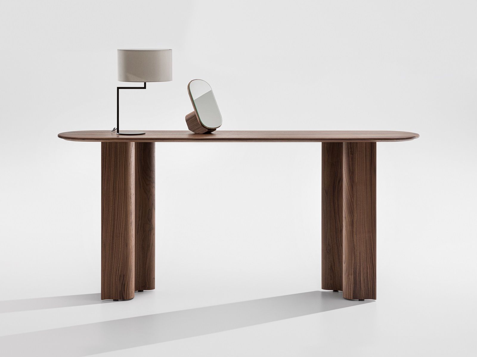 Curtain Console Tisch aus Nussbaum mit Lampe und Spiegel auf weißem Hintergrund.
