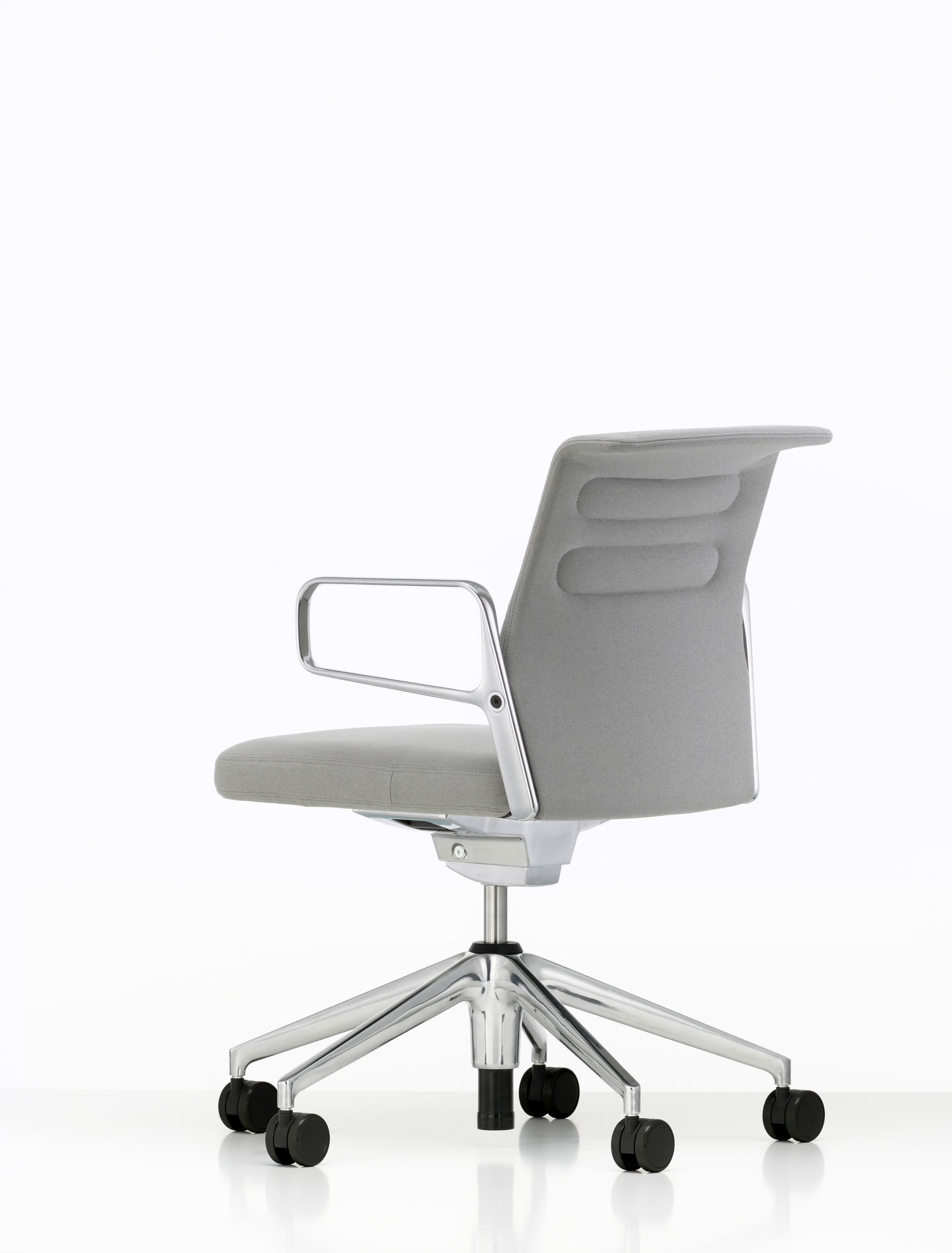 Grauer AC5 Studio Bürodrehstuhl von Vitra mit Armlehnen und Rollen vor weißem Hintergrund.