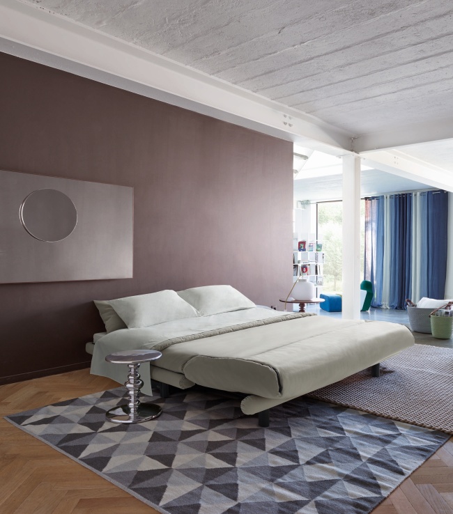 Helles Multy First Schlafsofa von ligne roset in modernem Wohnzimmer mit Teppich und Beistelltisch.